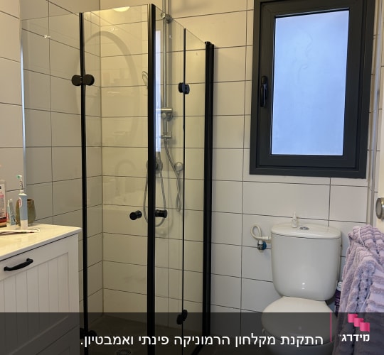 מקלחון זכוכית עם ראש מקלחת עגול